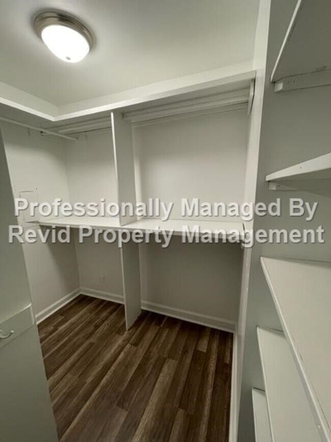 Building Photo - *FIRST MONTH RENT FREE* Freshly Renovated ...