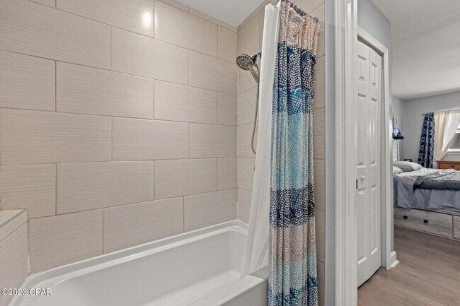 Building Photo - Recently Updated 4Bed/2Ba, Centrally Locat...