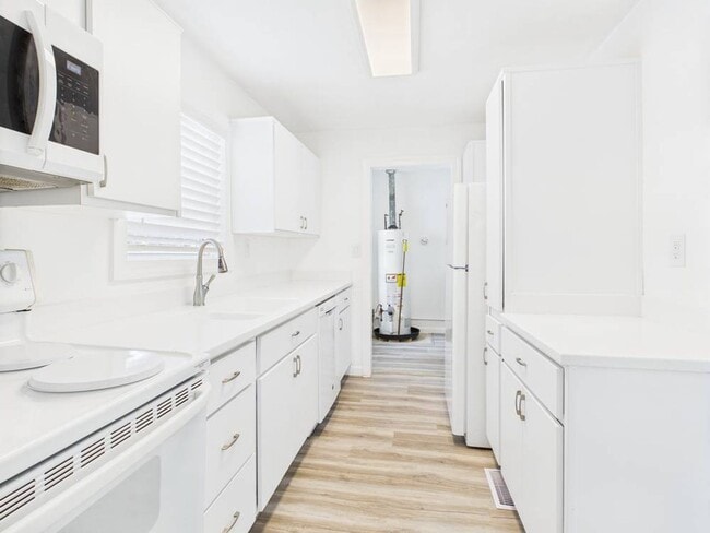 Building Photo - Cozy 2 Bedroom 1 Bathroom Ranch style Home...