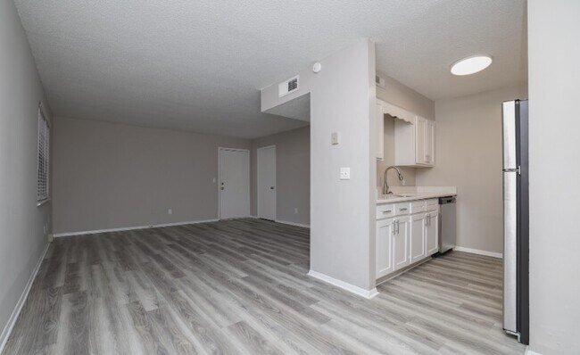 Building Photo - 460 E Blackstock Rd