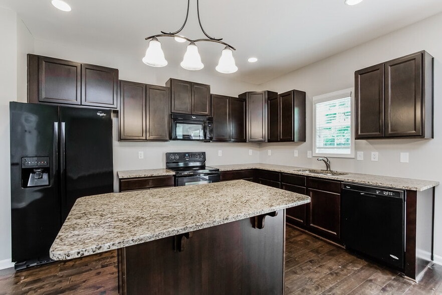 Building Photo - 29 Verrazano Pl