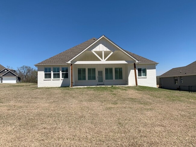 Building Photo - Beautiful home tucked in the rolling woode...