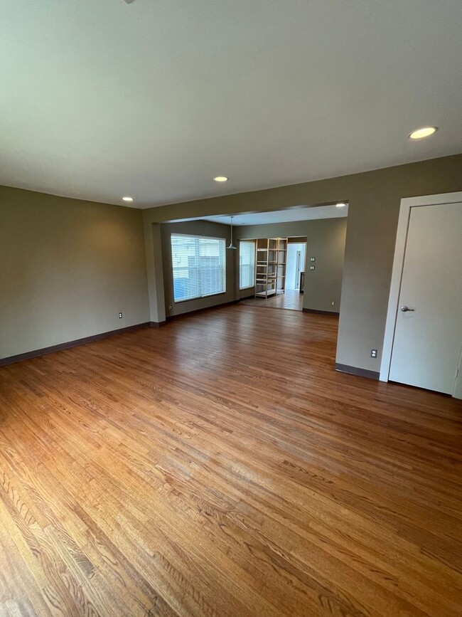 Building Photo - Updated Florence Park South Bungalow! 2 Be...