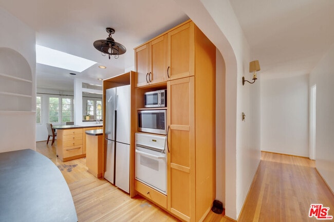 Building Photo - 10870 Wellworth Ave