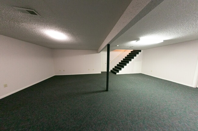 Building Photo - 618 Chaucer Ln