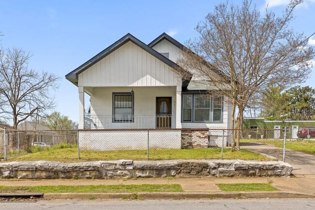 Building Photo - Charming + Modern Highland Park Home - 3 Beds, 2 Baths, Fenced Yard, + Plenty of Parking!