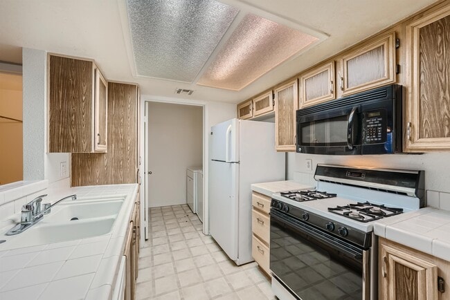 Building Photo - 1908 Mountain Hills Ct