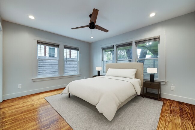 Building Photo - 1032 E 6 1/2 St