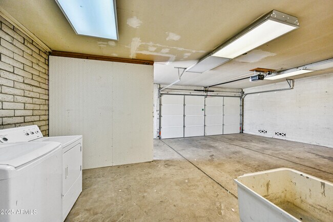 Building Photo - 5558 W Cortez St