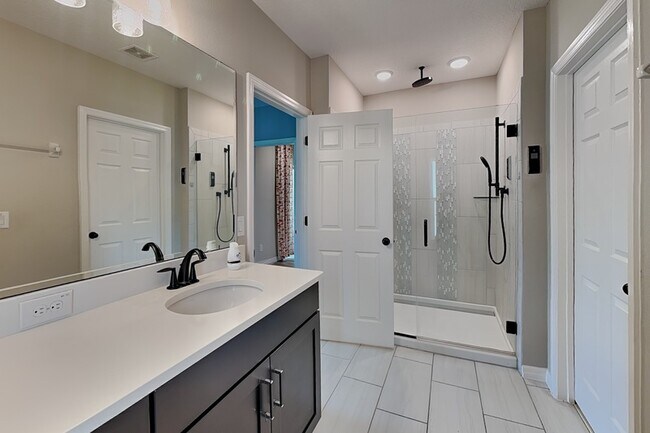 Building Photo - 15543 Waterleigh Cove Dr