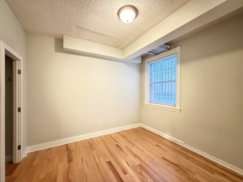 Building Photo - 525 W Surf