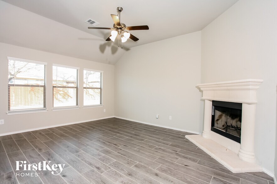 Building Photo - 1020 Deer Valley Dr