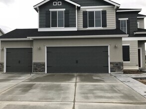 Building Photo - 4-Bedroom, 2.5-Bath Home with a 3-Car Garage and a Fully Fenced Backyard with No Rear Neighbors.