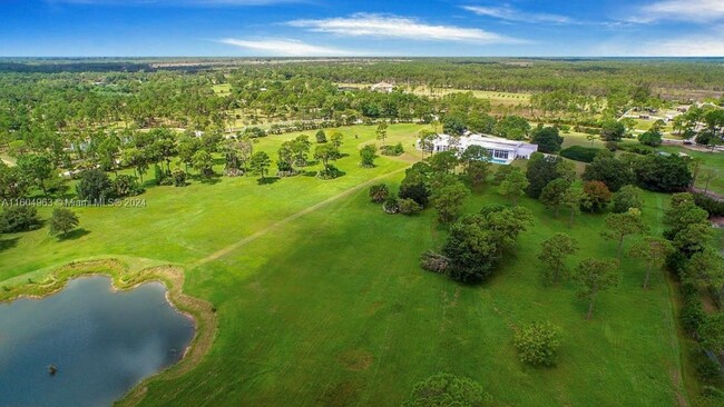 Building Photo - 1901 SE Ranch Rd S