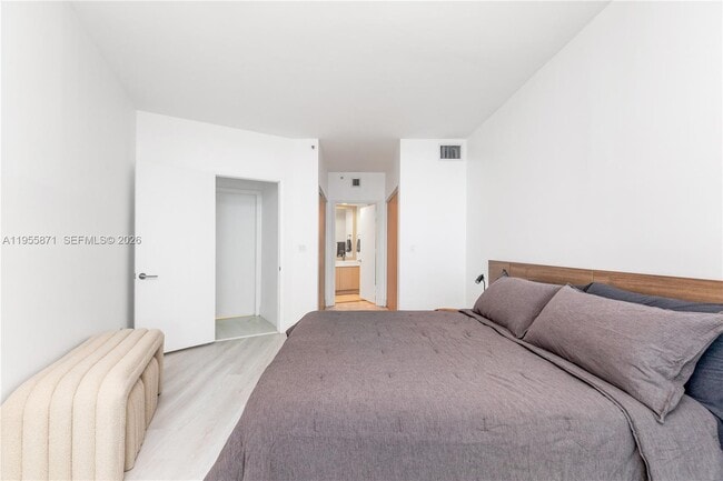 Building Photo - 300 South Pointe Dr