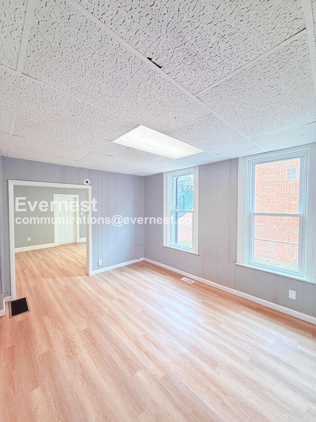 Building Photo - 3 Bed/1 Bath Home with Off-Street Parking / Pet-Friendly / Available Now!