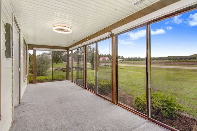 Building Photo - *FOR RENT* Beautifully Updated Home in Pri...