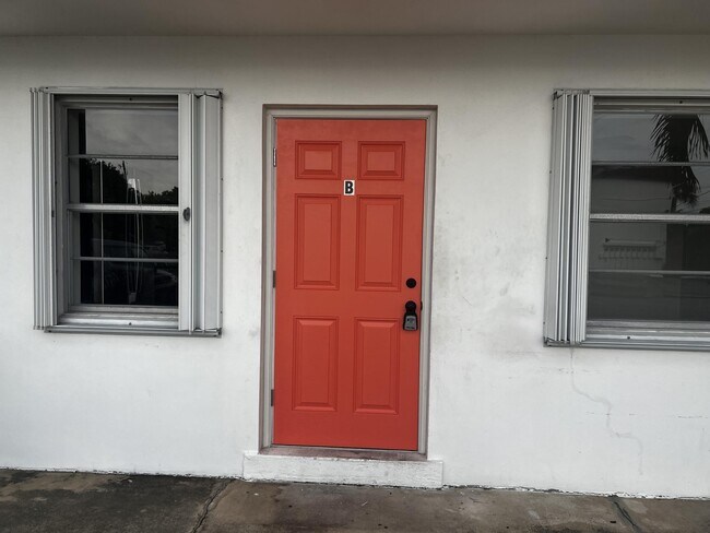 Building Photo - 609 NE 6th Ct