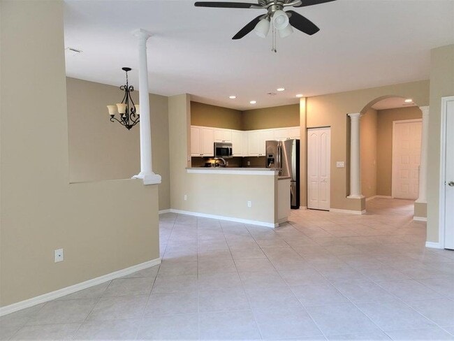 Building Photo - 233 River Bluff Ln
