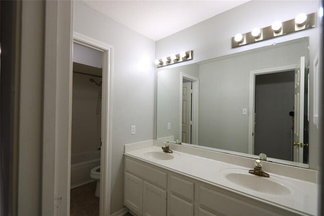 Building Photo - 13607 Robin Hill Ct