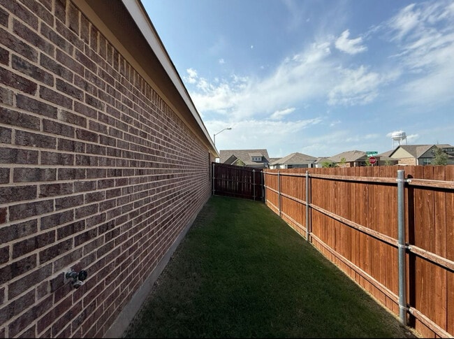 Building Photo - 701 Trinity Pk Trl