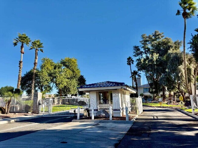 Building Photo - 1800 Club House Dr