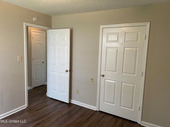 Building Photo - 7059 Hampton Dr