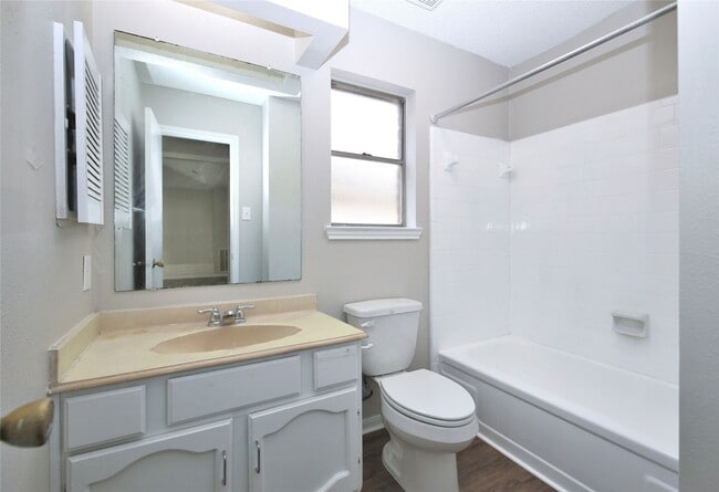 Building Photo - 7814 Barnhill Dr