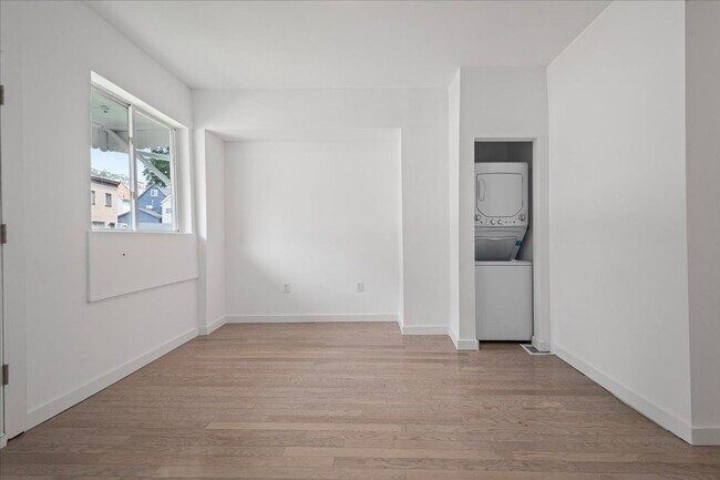 Building Photo - 640 Collins St