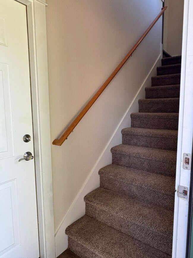 Building Photo - 437 NE Irving Ave