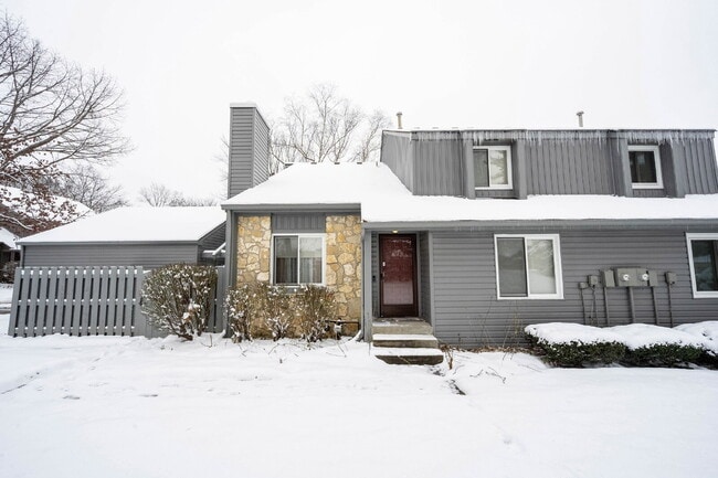 Primary Photo - "Charming 2-Bedroom Townhouse Retreat with 2 Full Baths in Fishers – Spacious 1,522 Sq Ft Living!"