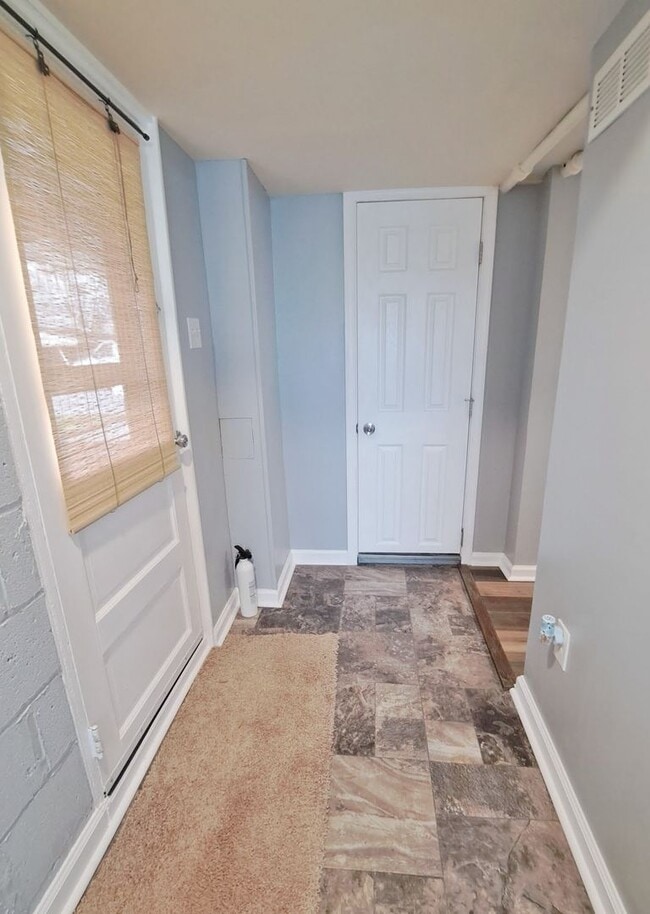 Building Photo - 1 Bed / 1 Bath Apartment