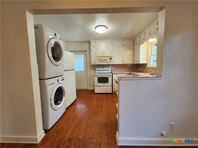 Building Photo - 588 S Castell Ave
