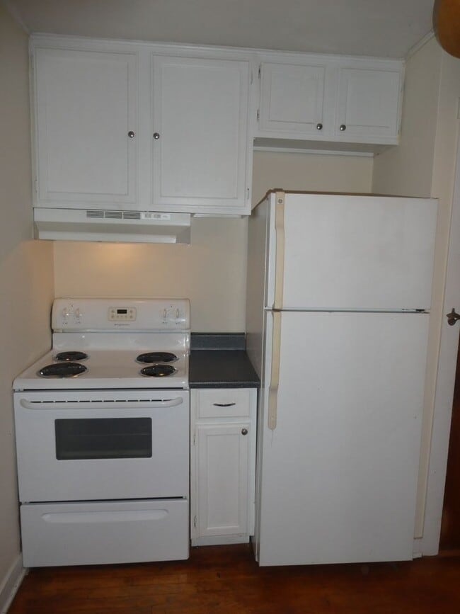 Building Photo - Charming Home Downtown