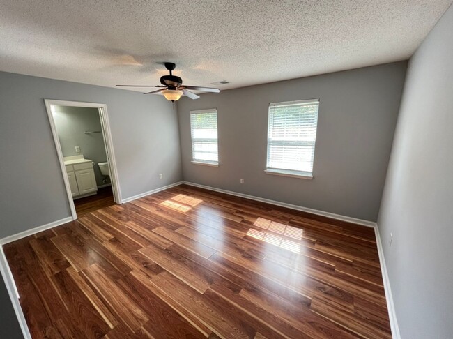 Building Photo - Cute 2 Bedroom Townhouse in Chapel Hill