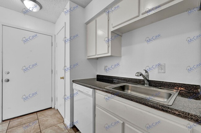 Building Photo - Updated Price!! Cute 2/2 Condo in Dallas!