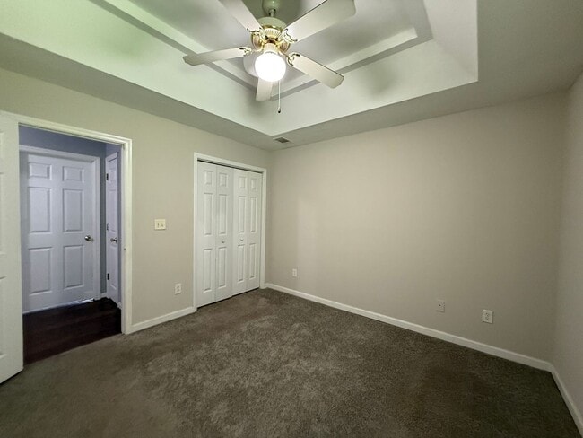 Building Photo - 3 bed, 2 bath home with back yard and one ...