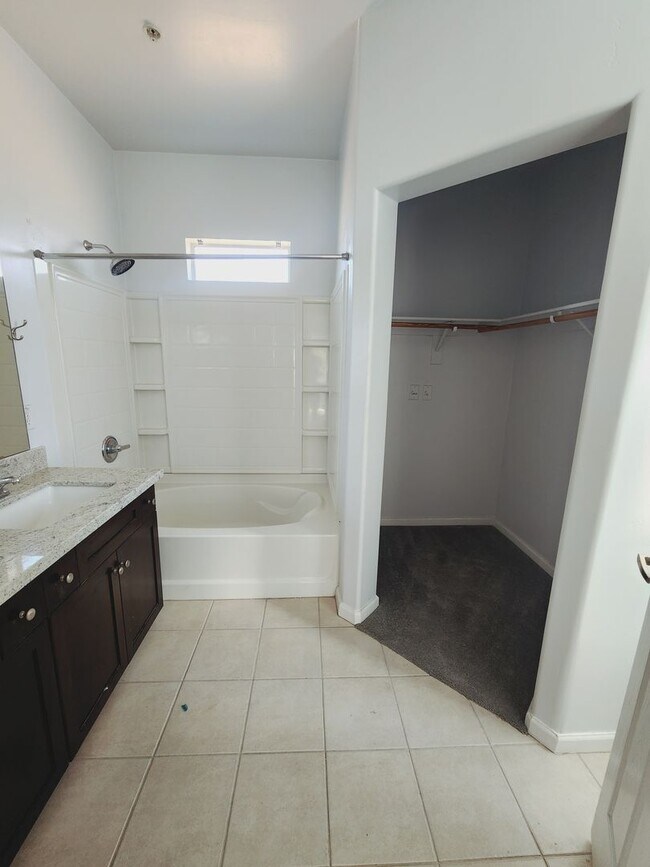 Building Photo - Lovely Parkside Townhome!