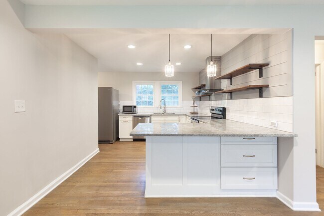 Building Photo - Renovated 3/2 w/ Fenced In Backyard and Co...