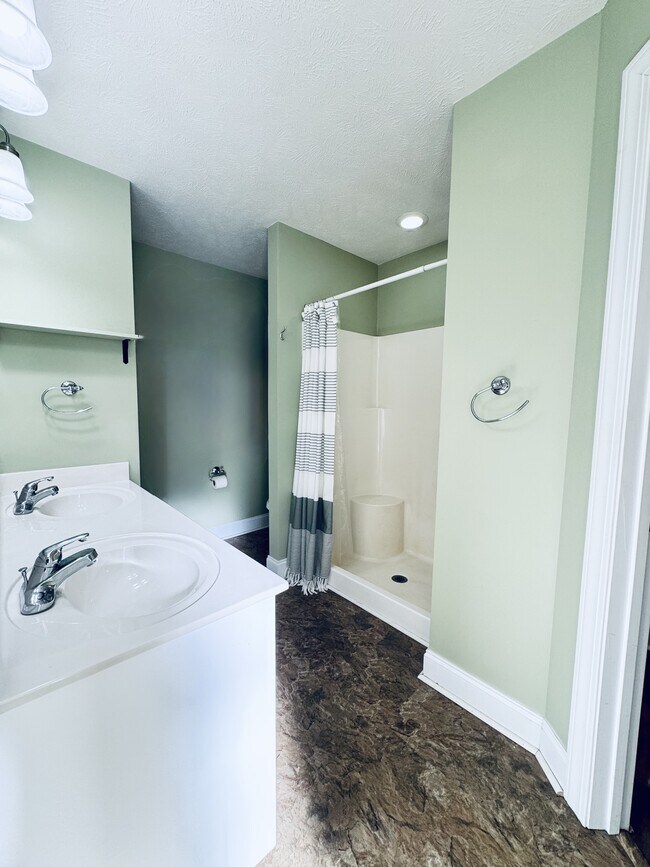 Building Photo - 932 Eaglet Cir