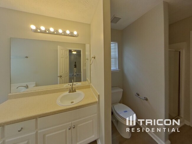 Building Photo - 10 Shadowbrook Ln