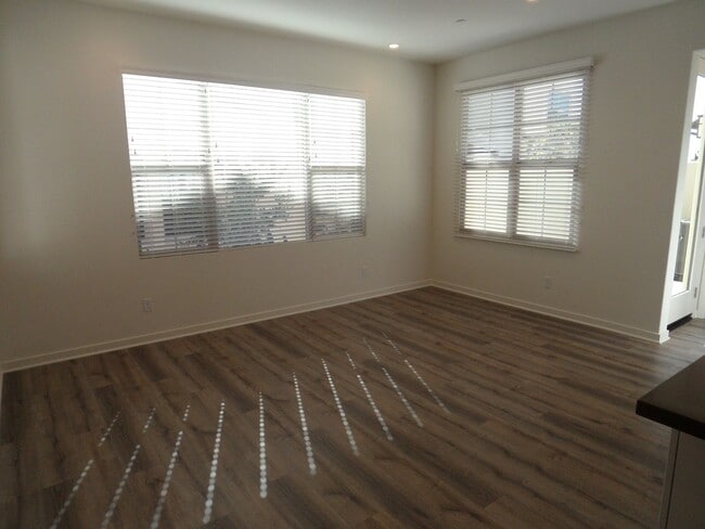 Building Photo - 4BR 3BA two-story condo with 2 Car Attache...