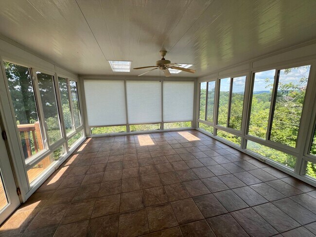 Building Photo - Beautiful Lake House