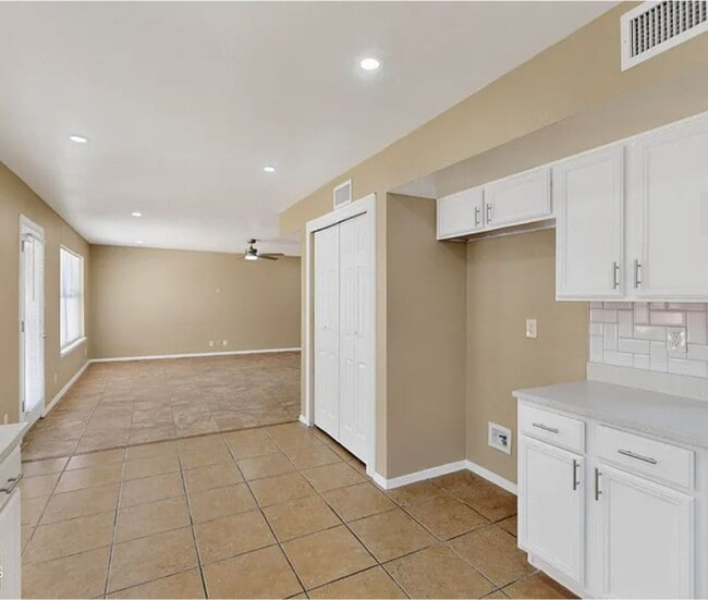 Building Photo - 4 BEDROOM 3 BATHROOM HOME! fully remodeled...