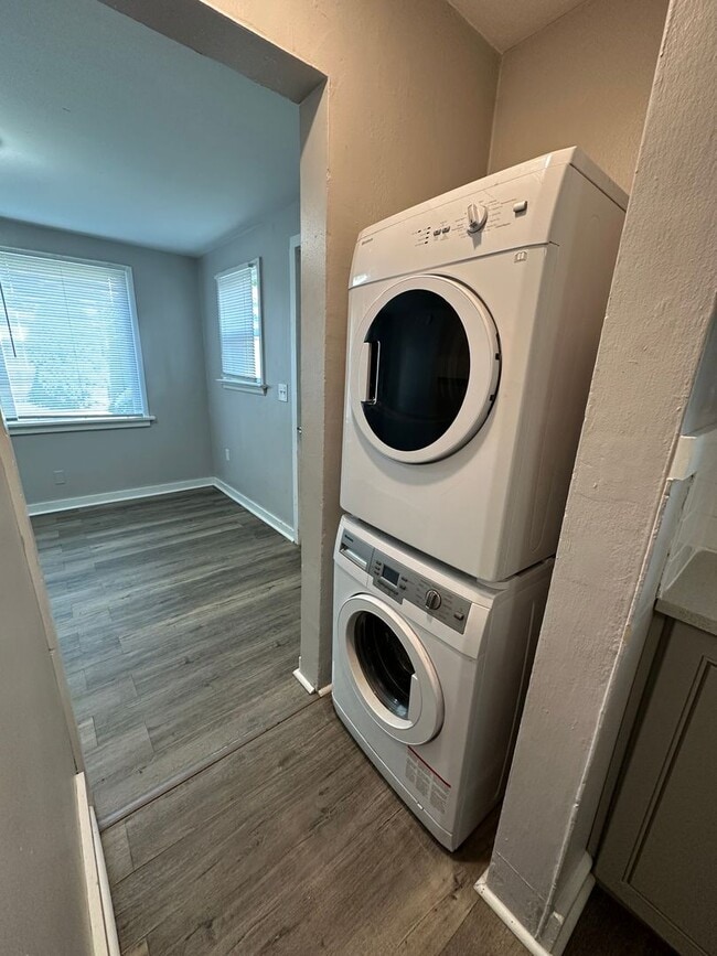 Building Photo - Charming 3/1 Near Northtown Mall