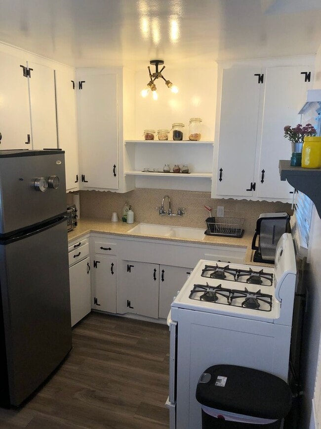 Building Photo - 12427 Chandler Blvd