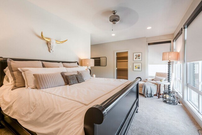 Building Photo - Luxury Townhome on West Side!