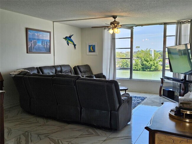 Building Photo - 7425 Bay Island Dr S