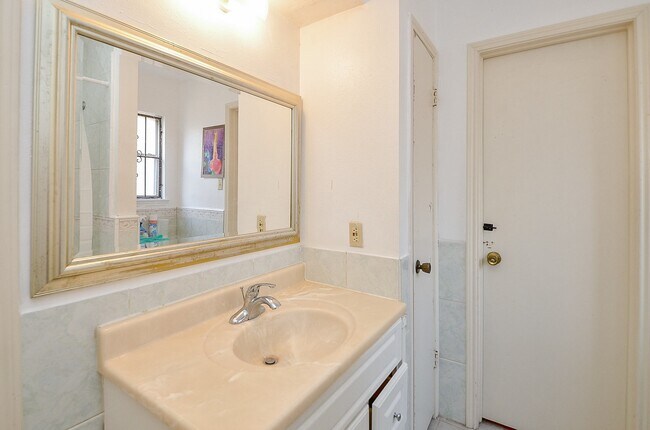 Building Photo - 1506 Wilshire Park Dr