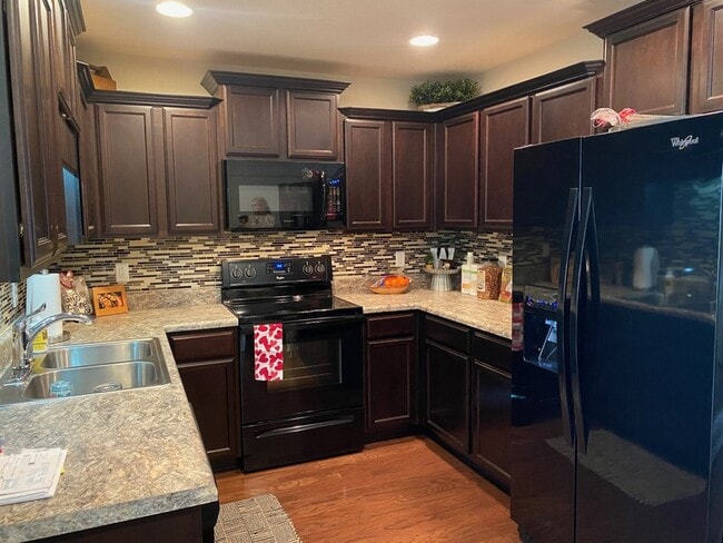 Building Photo - 911 Dahlia Dr